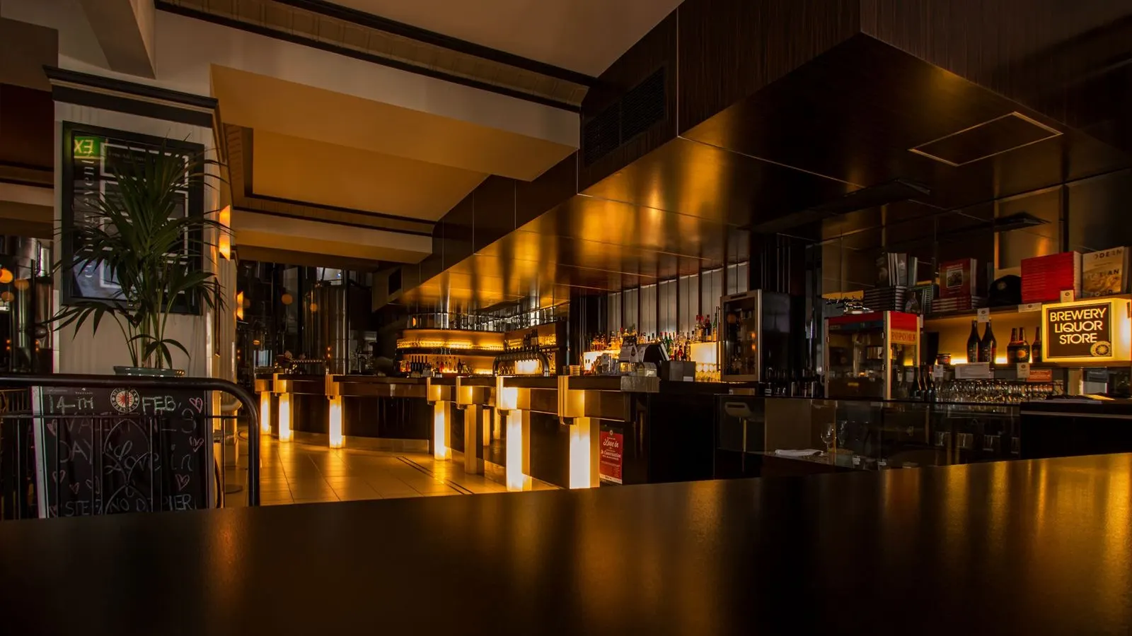 Comptoir de bar, le soir.